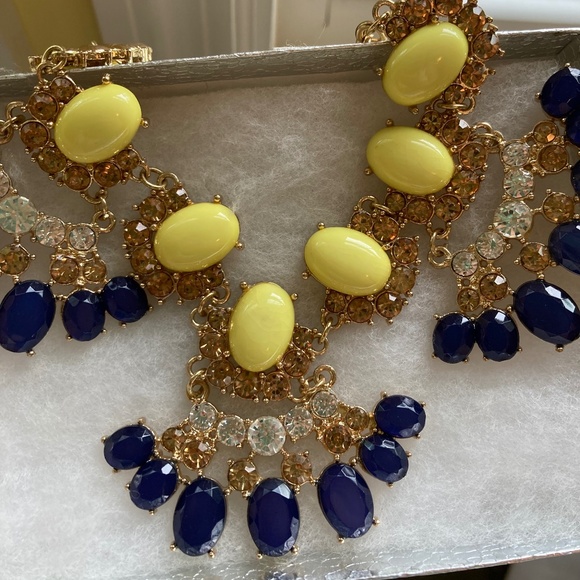 Jewelry - Fabulous Statement Necklace